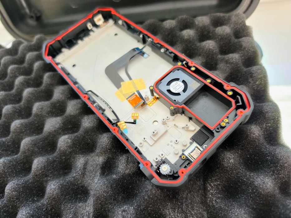 Vand telefon Tank 3 Pro in stare impecabila cu ecran de rezerva nou