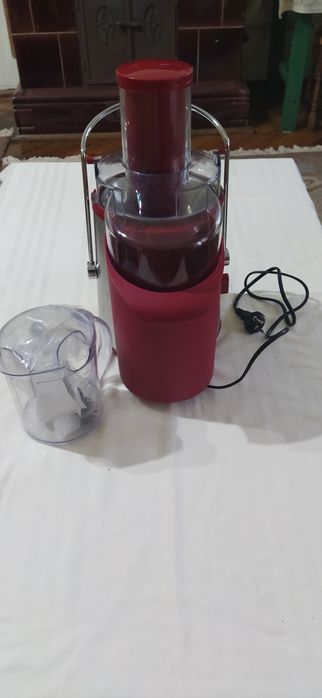 Vând storcător de fructe și legume