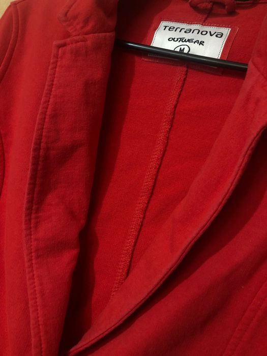 Червено официално сако