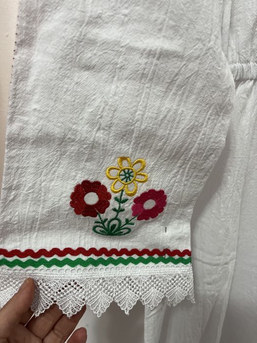 Риза към носия от памучен плата с бродерия