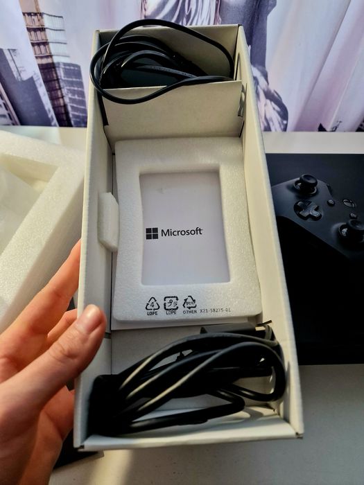 Xbox One X 1TB Negru – Stare Foarte Bună, Folosit Ocazional