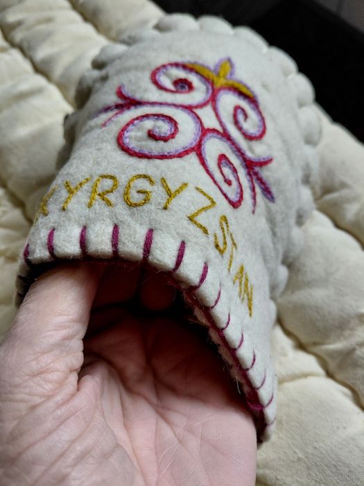 Топли зимни чехли от Киргизстан