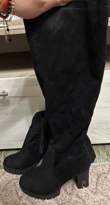 Велурени ботуши с ток