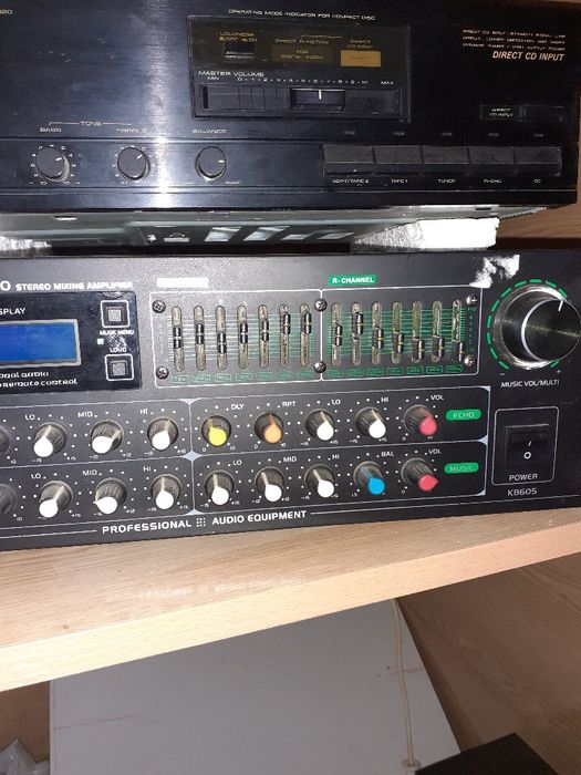 Vînd 4 bocse o stație