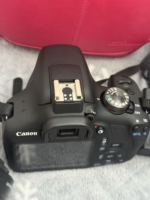 Фотоапарат Canon EOS 2000D Черен +обеквтив+карта 64 gb