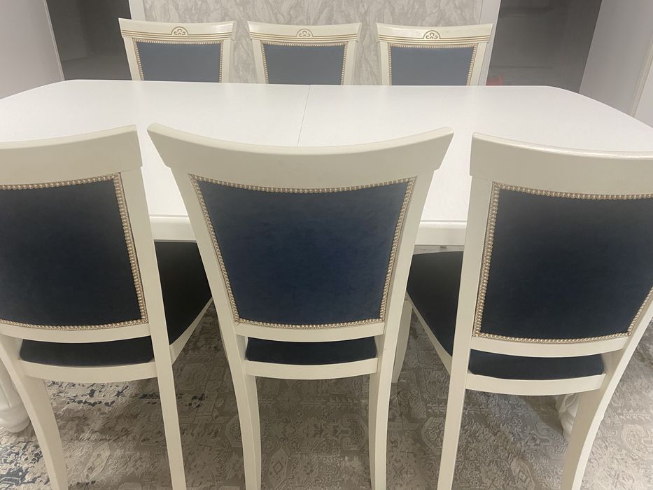 продам красивый стол со стульями