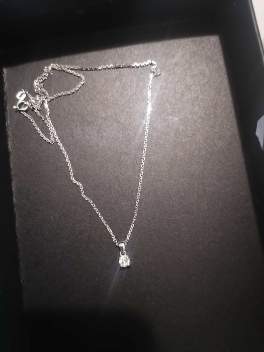 Златно колие с бял сапфир