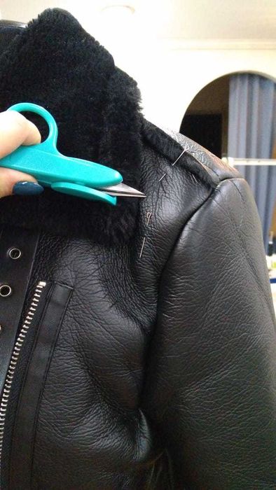 Ремонт кожаной куртки. Укоротить рукава, перешить