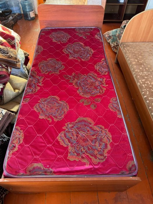 Кровать с матрасом