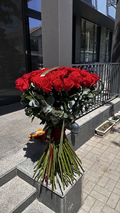 Метровые красные розы-71 шт и розовые розы