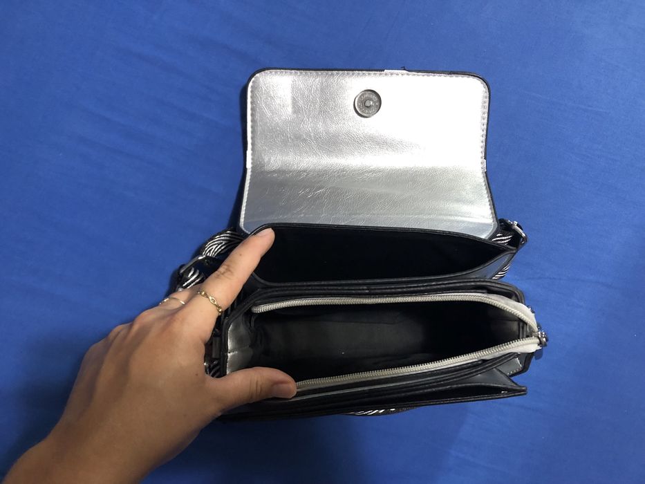 Vand geanta argintie de umar