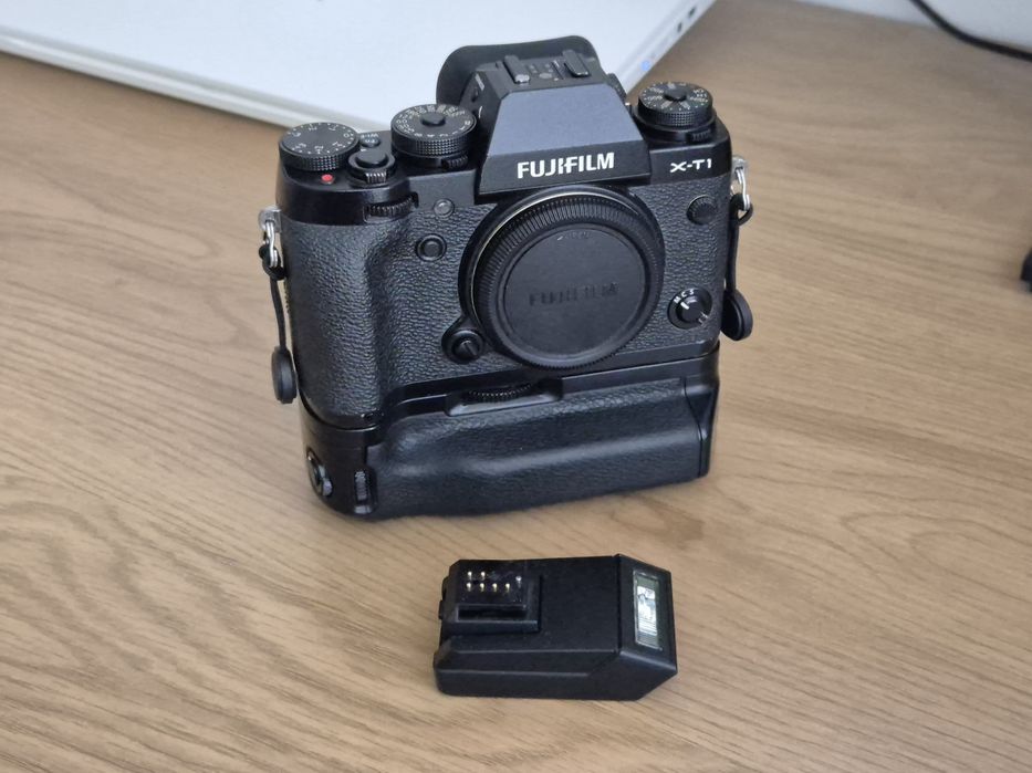 Fujifilm X-T1 + VG-XT1 grip + EF-X8 flash