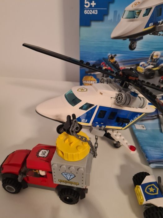 LEGO City Police - Urmarire cu elicopterul politiei 60243, 212 piese