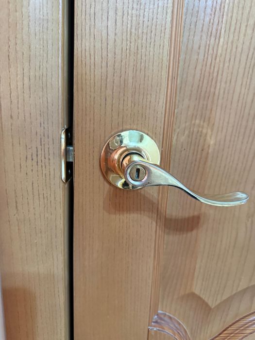 Продаются двери(дерево)