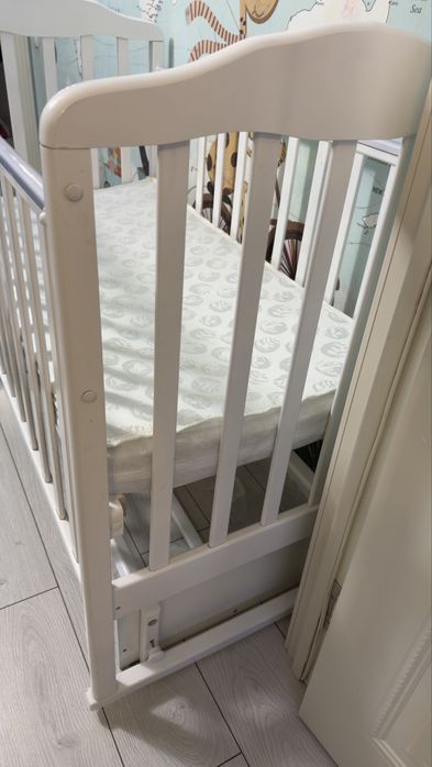 Продам манеж и комод в белом цвете.