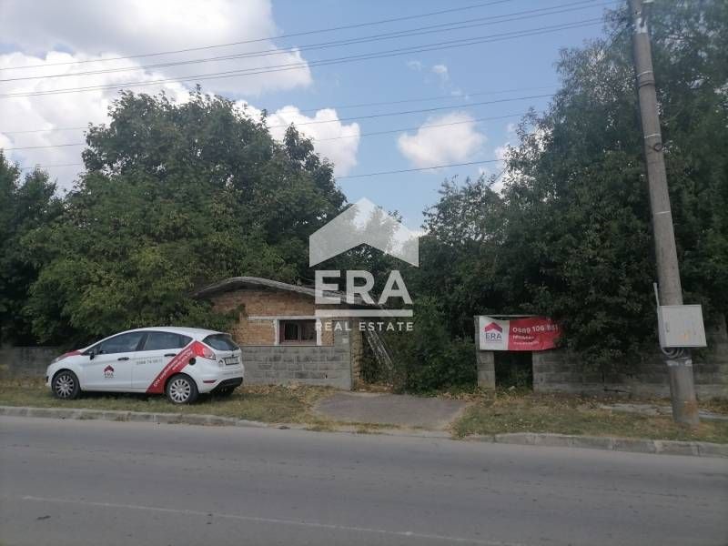 Стара тухлена къща с голям двор и стопански постройки за продажба в се