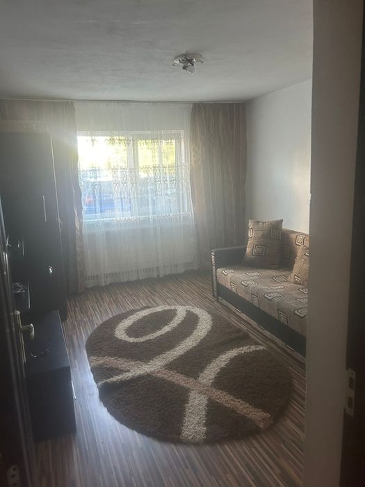 Închiriez apartament în zona Aleea Plopilor, Târgu Jiu. Apartamentul dispune de toate utilitățile necesare și se afla la parter.