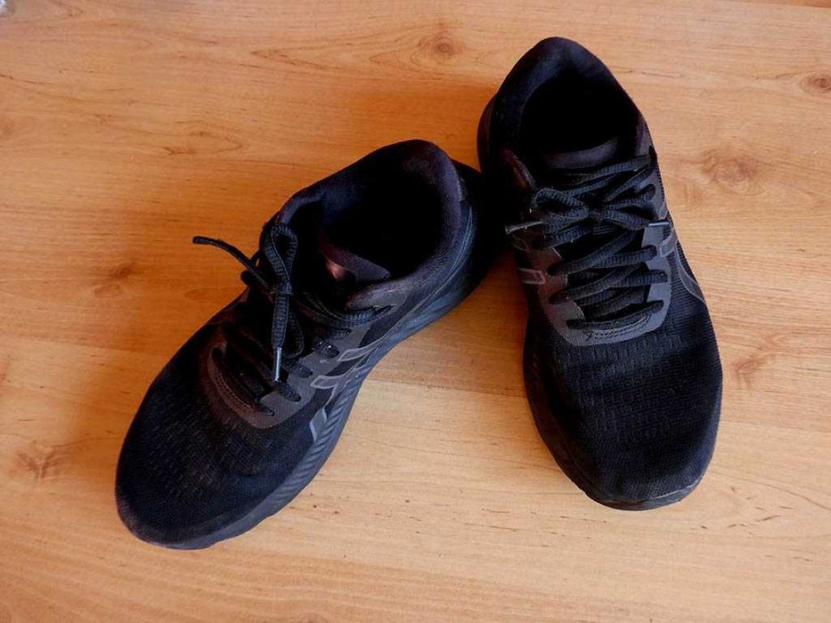 продавам дамски маратонки asics excite9,номер 37 в черно