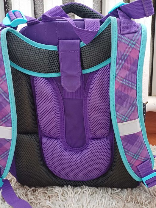 Продам школьный рюкзак для девочки.