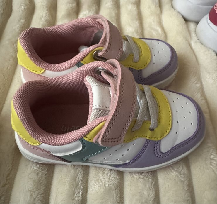 Adidasi fetite marimea 23 / 2-3 ani