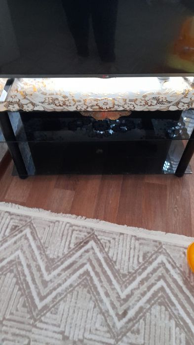 Продам стеклянный стол под телевизор