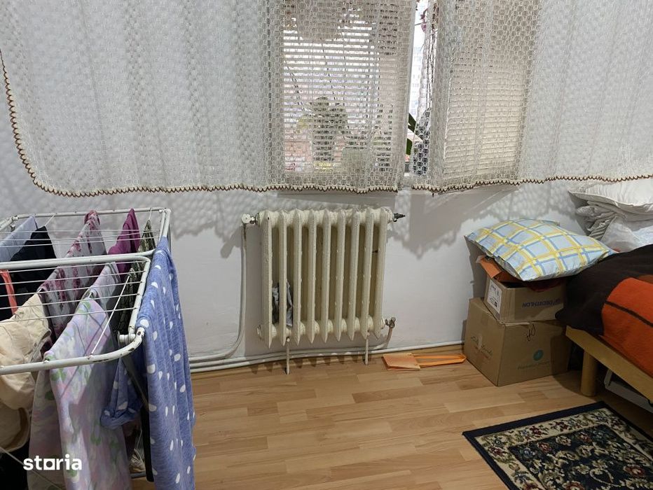 Apartament 4 camere,  zona Calea Moldovei, et. 3