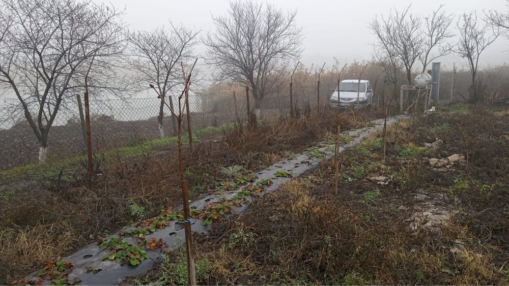 Teren pe malul lacului !!