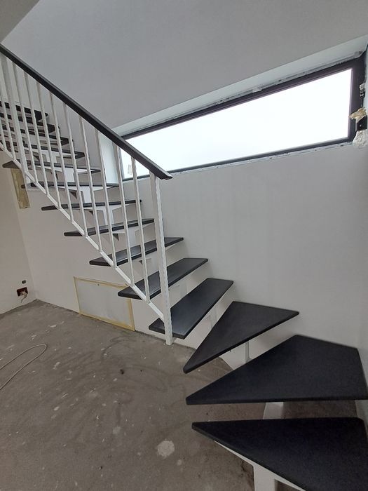 Balustrazi, Riflaj, Scări metalice pe vang central