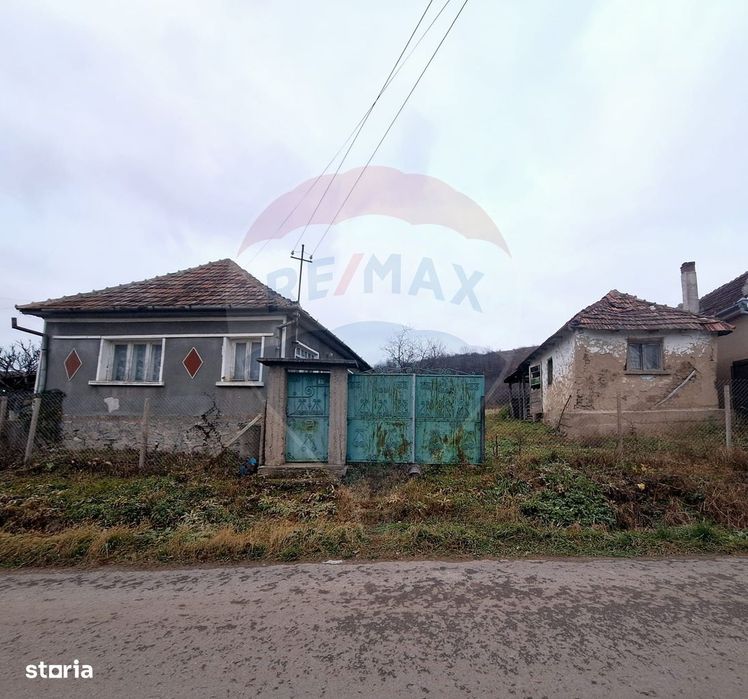 Casă cu 2 camere si teren de vanzare