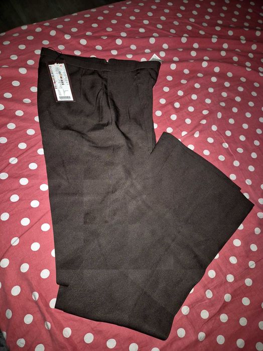 Pantaloni evazati cu eticheta