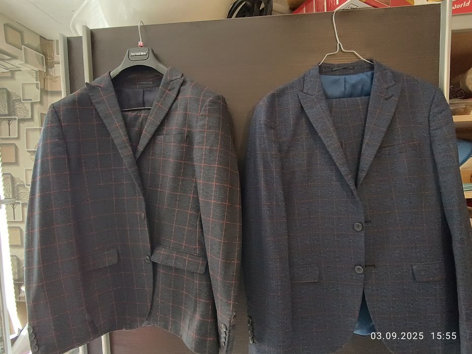 Костюми Андрюс веднъж обличани