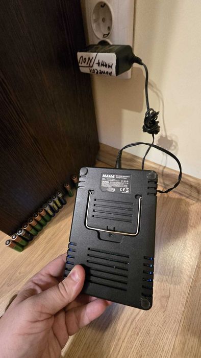 încărcător și analizator inteligent de acu Maha Powerex MH-C9000