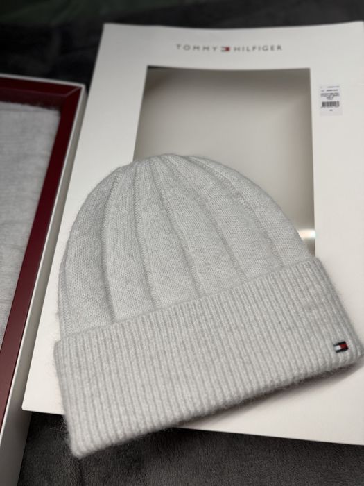 Tommy Hilfiger Flag Fluffy set caciula si fular alb alb murdar nou