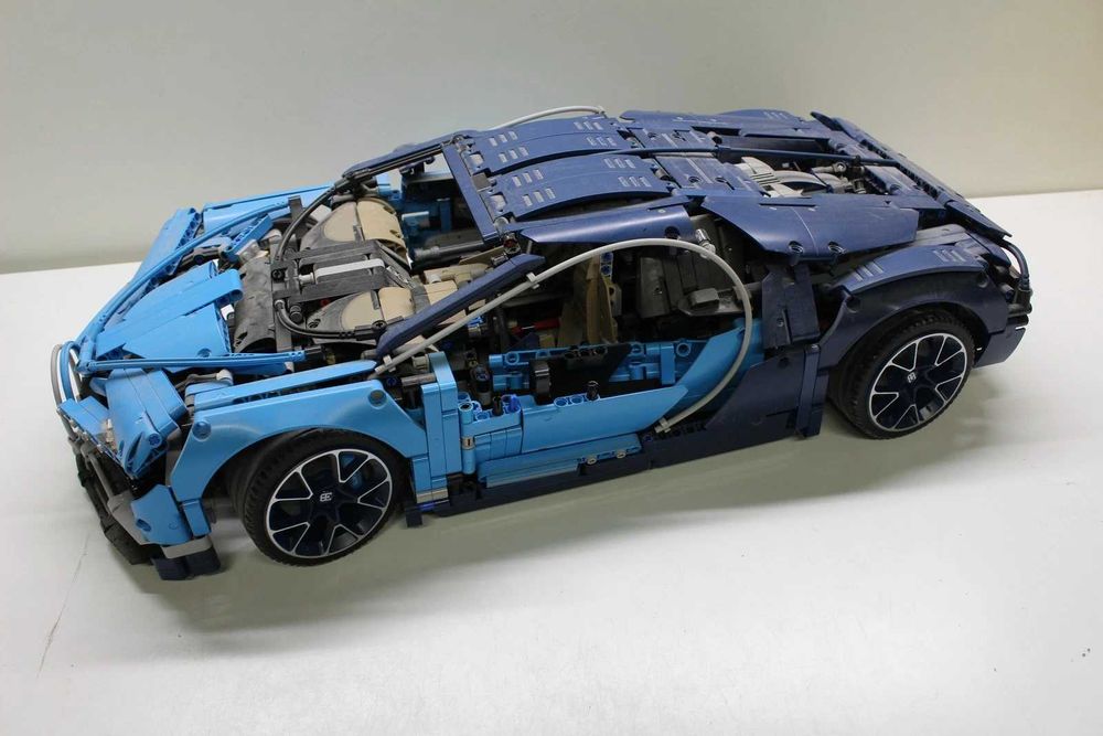 Конструктор LEGO Technic Bugatti Chiron 42083 Technic Chevrolet 42093