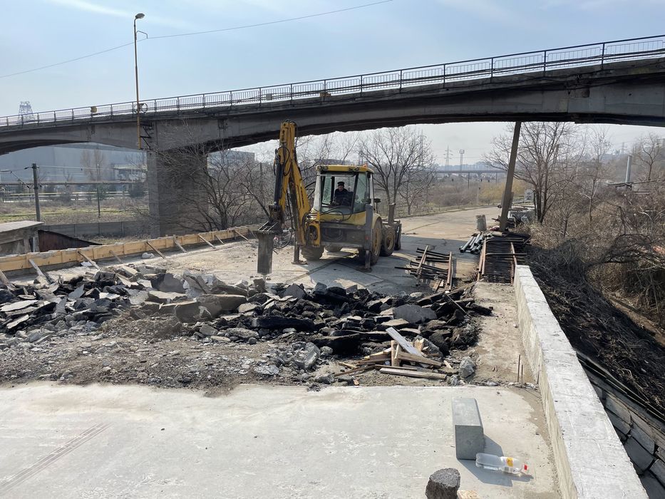 Buldoexcavator cu picon, Demolari, Evacuari moloz