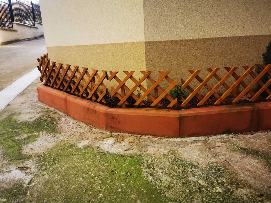 Дървена декоративна ограда