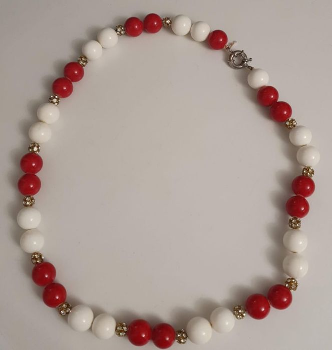 Продам бусы коралл и белый агат, винтаж.