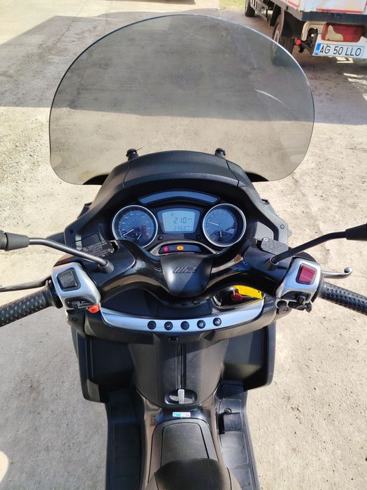 Piaggio MP3 500 ie se conduce cu categoria B