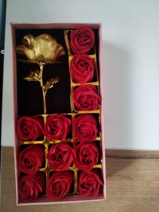 Златни рози. Розови и червени