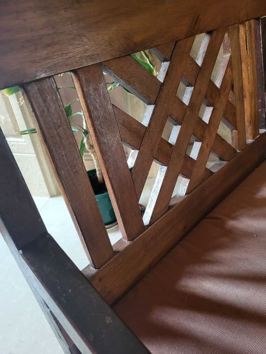 Старинен стол с широка седалка