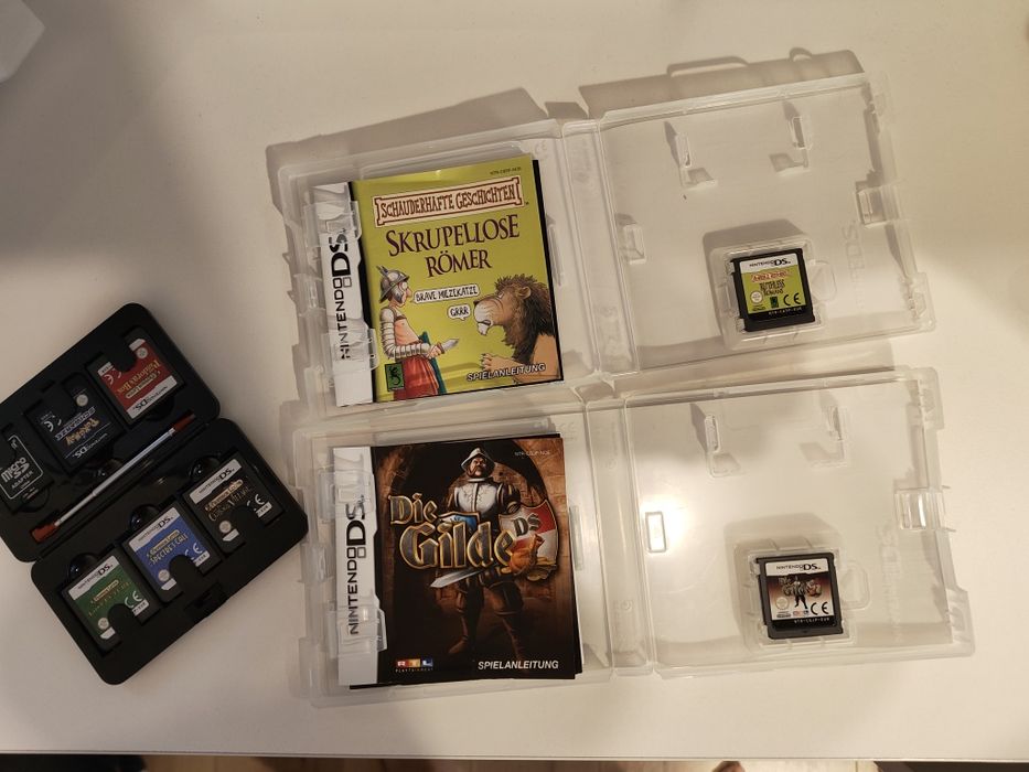 Nintendo DSi конзола и Nintendo DS Lite конзола, заедно с игрите Pokemon Black, Proffessor Layton, The Guild, Dragonball Z и R4.