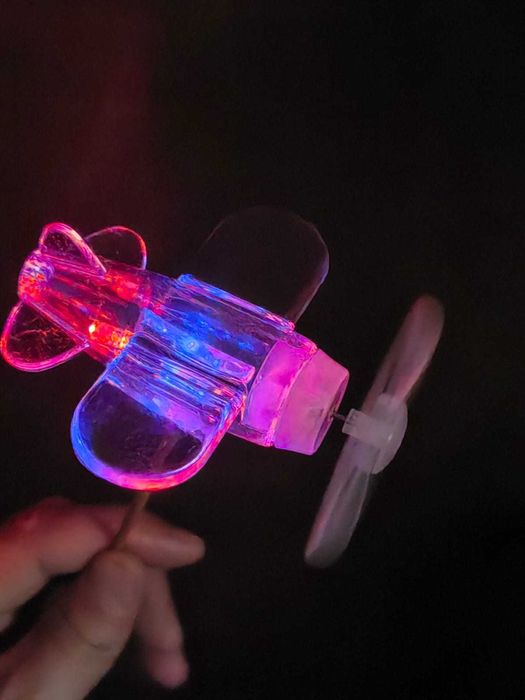 Самолёт светящийся (игрушка)