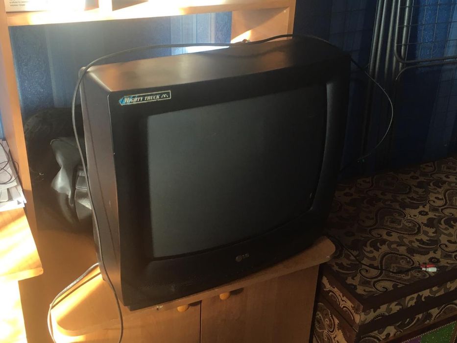 Телевизор  LG (+подарок).