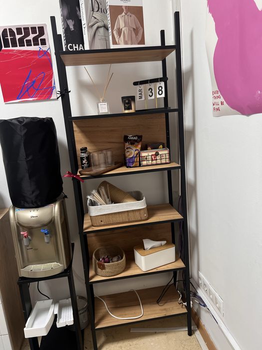 Стеллаж, стулья , помощник , зеркало, диспенсер