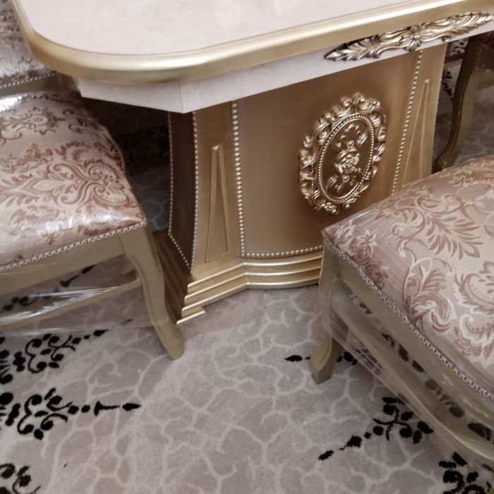 Hashamtli klassik stol va 11 ta stul