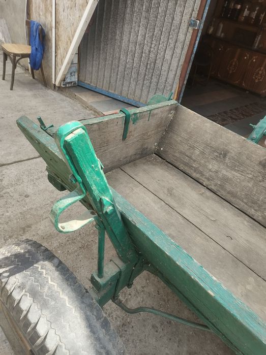 Vând căruță pe lemn cu coș din dulap