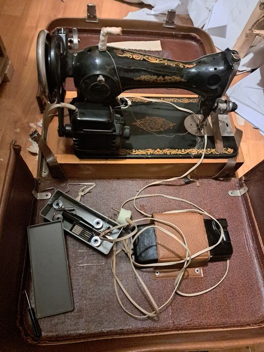 Masina de cusut vintage, tip geamantan, 220 lei