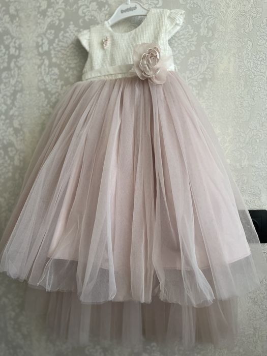 Нарядное платье со шлейфом (92р)