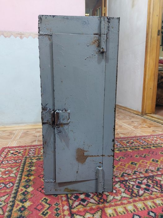 Продам сейф железный как на фото размер 70×60×25