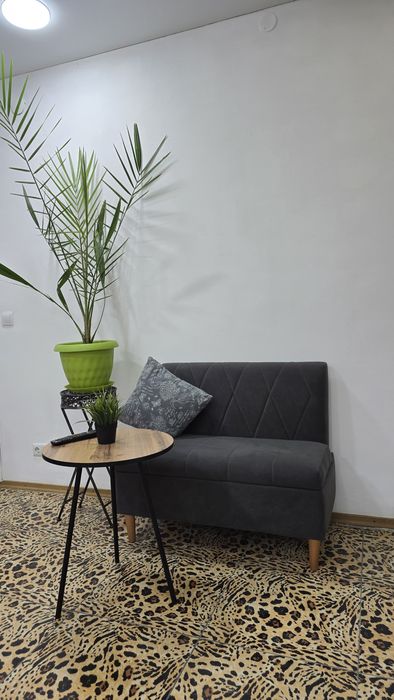 Сдам стол мастеру маникюра